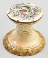 Josef Steidl Znaim porcelánfajansz historizáló mini posztamens, kézzel festett, tetején puttókkal, jelzett, sérült, m: 10 cm, d: 9 cm (tetején)