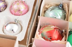 24 darab régi és antik üveg karácsonyfa függő, közte érdekes és értékes darabokkal. Gömbök, ritka bo...