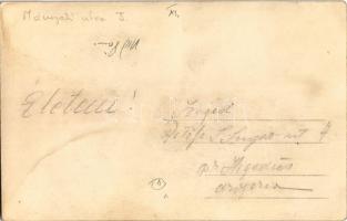 Budapest XI. Gellérthegy, Mányoki út 3. szám alatti Wenckheim-villa bejárata, hölgyek. photo (EK)