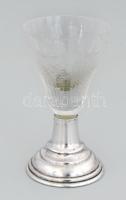 Ezüst (Ag) talpú üvegpohár, jelzett, csorbával, m: 8,5 cm, bruttó: 55 g