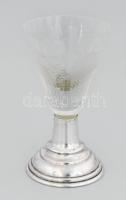 Ezüst (Ag) talpú üvegpohár, jelzett, csorbával, m: 8,5 cm, bruttó: 67,4 g
