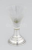 Ezüst (Ag) talpú üvegpohár, jelzett, csorbával, m: 8,5 cm, bruttó: 57 g