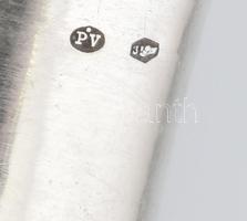 Ezüst (Ag) talpú üvegpohár, jelzett, csorbával, m: 8,5 cm, bruttó: 57 g