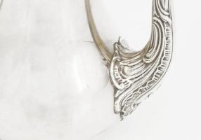 Ezüst (Ag) kiöntő csont díszítéssel, jelzett, m: 14 cm, bruttó: 205,2 g