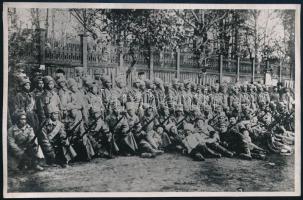 1918 Kínai és cseh katonákból álló vörös zászlóalj Jekatyerinburgban későbbi nagyítás / Red Army squadron consisting of Chinese and Czech soldiers later print