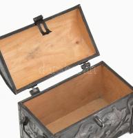 Fémlemez ládika, fa betéttel, 15x11x9 cm
