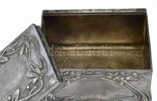 Art nouveau ékszeres dobozka, zsanérjáról teteje levált, egyik lába hiányzik. Jelzéssel, 14x10x9 cm
