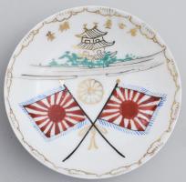Japán porcelán katonai szakés csésze. Cca 1940, Nagoya Harrison HQ (3. hadosztály), Nagoya kastély, krizantém és zászlópár ábrázolásokkal. Minimális kopottsággal, szájpereménél 2 kis hajszálrepedés vonallal, d: 9 cm, m: 4 cm