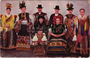 Mezőkövesdi népviselet, Matyó család, öreg szülő gyermekeivel és unokájával, magyar folklór / Hungarian folklore (kopott sarkak / worn corners)