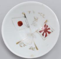 Japán porcelán katonai szakés csésze. cca 1917-1918, Szibériai Expedíció. Kettős zászlóval díszített. Kis kopással, pereménél gyári tűzhibából eredő hajszálrepedés nyomokkal, d: 7,5 cm, m: 3 cm