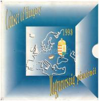 1993. 10f-200Ft (11xklf) forgalmi sor Magyarország pénzérméi karton dísztokban, egy lapos verzió, benne 200Ft Ag MNB T:BU patina, a külső tok kopott, kissé sérült Adamo FO26
