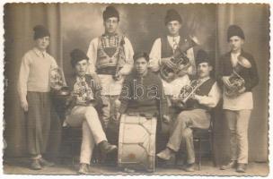 1945 Nádpatak, Rodbav, Robariu, Rohrbach, Ruirbich (Brassó, Brasov); Népi zenekar / folk music band. photo (fl)