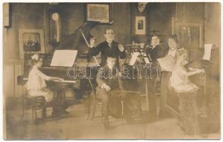 1913 Perjámos, Periamos; zenetanár és diákok. Urai János fényképész Arad / music teacher with students. photo (fl)