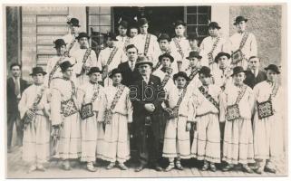 Szatmárnémeti, Satu Mare; Elevii Scoalei de Arte si Meserii Gradul II in costume nationale din tara Oasului. Premiati de societatea Tinerimea Romana / Students of the School of Arts and Trades in national costumes from the country of Oas. Awarded by the Romanian Youth society / Művészeti Iskola II. osztályos diákjai avassági népviseletben, a Román Ifjúság Társaság díjazottja. photo