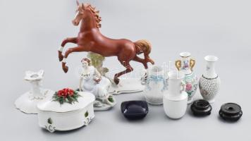 Vegyes sokdarabos porcelán tétel, közte nagyméretű jelzett lófigura, vegyes állapot és méret.