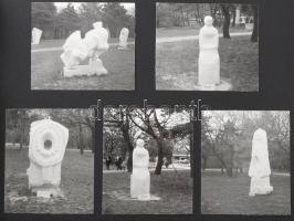 cca 1970-1980 A budapesti II., III. és XIII. kerületek köztéri szobrainak fotóalbuma, benne kb. 140 ...