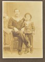 cca 1915 Cs. és Kir. Haditengerészet matróza kisfiával, kitüntetésekkel, kartonra kasírozott fotó H. Soor pólai műterméből, 14,5x10,5 cm, karton: 29x22 cm