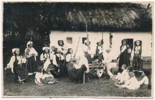Grid (Brassó, Brasov); fonó asszonyok / folklore, spinning women. Foto Carmen photo (ragasztónyomok / gluemarks)