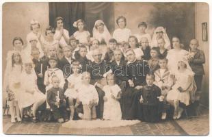 1927 Torda, Turda; Elsőáldozó gyerekek pappal / First Communion, priests. Mihály photo (fl)