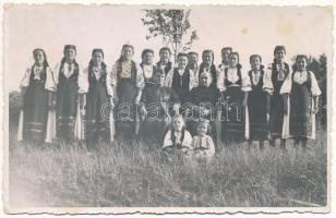 1944 Kisesküllö, Aschileu Mic (Kolozsvár, Cluj); papok és népviseletbe öltözött asszonyok / priests and women in folk wear. photo (Rb)