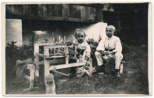 Újradna, Sant, Rodna Noua (Nasaud); gyerekek mini szövőszékkel / children with weaving loom, folklore (Rb)