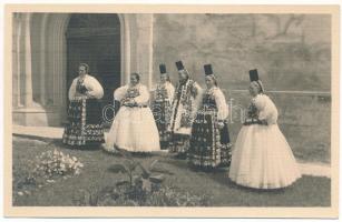 Szászlekence, Lekence, Lechinta, Lechnitz; Tarance sasesti / Sächsische Bäuerinnen vor der Kirche / erdélyi szász leányok a templom előtt. Foto orig. J. Fischer 1937. / Tranylvanian Saxon folklore