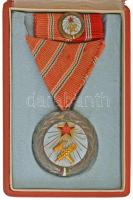 1954. Munka Érdemérem zománcozott bronz kitüntetés mellszalagon, eredeti dombornyomott tokban. Feltehetően kései adományozás: a tokon Kádár címeres felülragasztás T:AU NMK 606.