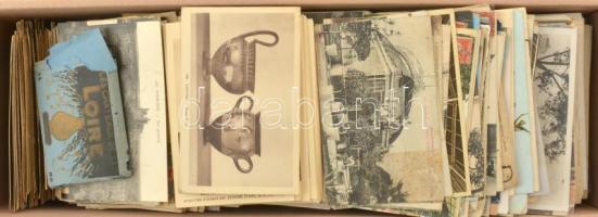 Kb. 1850 db főleg RÉGI francia város képeslap dobozban, vegyes minőség / Cca. 1850 mostly pre-1950 French town-view postcards in a box, mixed quality