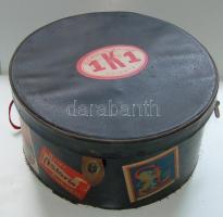 ~1920 Tetszetős kerek nagy kalapos-doboz 5db különféle kalappal, restaurálásra szoruló aljjal / Cca....