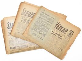1956 A Szegedi Néplapok november-decemberi számai, némelyikhez hozzátűzött röplap, 19 db, közte I. évfolyam 1. szám, néhol szúrágta darabok