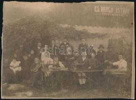 cca 1910 Békés, Cs. Varga István férfi szabó üzlettáblája előtt készült csoportkép Singer varrógépekkel, nagyméretű fotó, sérült, vágott kartonon, 23x17 cm