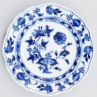 Meissen hagymamintás kistányér, kopott, kardos jelzéssel, d: 16,5 cm