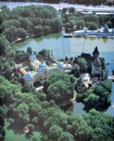 Budapest fürdőváros. Bp., 1996, Blue Skies Marketing Iroda. Gazdag képanyaggal illusztrált. Kiadói k...