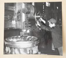 1955 A Huai folyó szabályozása 30 db fotót tartalmazó mappa, több nyelvű leírással, egészvászon borí...