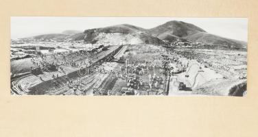 1955 A Huai folyó szabályozása 30 db fotót tartalmazó mappa, több nyelvű leírással, egészvászon borí...