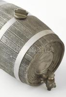 Ón rövidital szervírozó készlet: tál, hordó, 6 db pohár, jelzéssel, kopással, poharakon némi deformá...