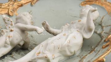 Wedgwood manufaktúra: Nő puttóval. Biszkvit porcelán falikép, aranyozott keretezéssel és néhol arany...