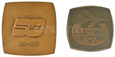 Lengyelország 1979. "A LOT Lengyel Légitársaság 50. évfordulója - 1929-1979" kétoldalas bronz emlékplakett (65x65mm) + 1985. "A Berlini Megállapodásban részt vevő légitársaságok igazgatóinak konferenciája" Fe plakett dísztokban (55x56mm) T:XF oxidáció Poland 1979. "Polish Airlines - LOT - 1929-1979" double-sided bronze commemorative plaque (65x65mm) + 1985. "Conference of directors of Aviation Companies participating in the Berlin Agreement (Konferencja dyrektorow przedsiebiorstw lotniczych uczestnikow umowy berlinskiej) Fe commemorative plaque in hard case (55x56mm) C:XF oxidation