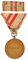Ausztria 1932. "Osztrák Háborús Emlékérem" bronz kitüntetés mellszalagon kardokkal, szalag...