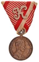 1917. "Károly Ezüst Vitézségi Érem II. osztálya" peremen jelzett Ag kitüntetés modern mellszalagon K betűvel. Szign.: Kautsch T:XF patina Hungary 1917. "Silver Gallantry Medal, 2nd Class" Ag decoration with hallmark on the edge, with modern ribbon with K letter. Sign.: Kautsch C:XF patina NMK 306.