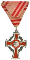 1914. "A Vörös Kereszt II. Osztályú Díszjelvénye hadidíszítménnyel" jelzett, zománcozott A...