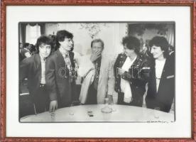 Rolling Stones tagjai (Mick Jagger, Keith Richards stb.) és Vaclav Havel, 1990. Sokszorosított fotó. Olvashatatlan jelzéssel. Üvegezett fakeretben. 24,5x35,5 cm.