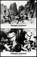 cca 1985 ,,Vadnyugati mackókaland" című lengyel - francia rajz- és bábfilm jelenetei, 17 db vintage produkciós filmfotó ezüst zselatinos fotópapíron, a használatból eredő (esetleges) kisebb hibákkal, 18x24 cm