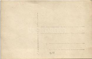 Világ című újságot olvasó úriember / Gentleman reading Hungarian newspaper, photo