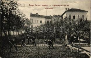 Budapest XII. Mayer Ferenc árvaház kertje kapáló és ásó fiúkkal. Városmajor utca 31. (fl)