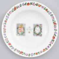 1915 Uránia Országos Nővédő Egyesület a hadbavonultak özvegyei és árvái javára feliratos és címeres porcelán tányér, József főhercegi jelzéssel. Matricás, kopott. d: 23 cm