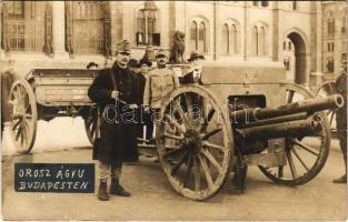 Budapest V. Orosz ágyúk az Országház előtt kiállítva, katonák. photo (fl)