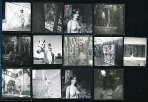 cca 1990 Menesdorfer Lajos (1941-2005) budapesti fotóművész hagyatékából, 13 db vintage nézőkép, akt modellekről, cca 6x6 cm