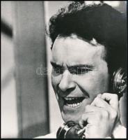 1967 Tordy Géza telefonál az ,,Egy szerelem három éjszakája" című magyar film egyik jelenetében, vintage produkciós filmfotó, ezüst zselatinos fotópapíron, 19,5x18 cm
