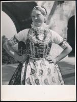 cca 1939 Reich Péter Cornel budapesti fotóművész pecsétjével jelzett vintage fotó (Dél-magyar parasztasszony viselete), feliratozva, ezüst zselatinos fotópapíron, 23,2x17,8 cm